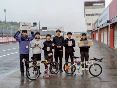 マシンと賞品と記念撮影